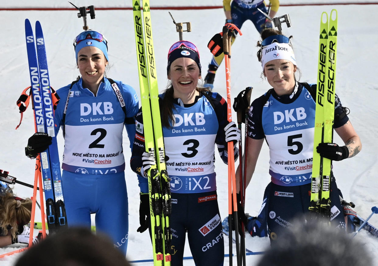 Justine Braisaz (au centre) et Lou Jeanmonnot-Laurent (à droite), après avoir terminé 1ère et 2e de la mass start des championnats du monde de biathlon à Nove Mesto, en République tchèque, le 18 février 2024. 