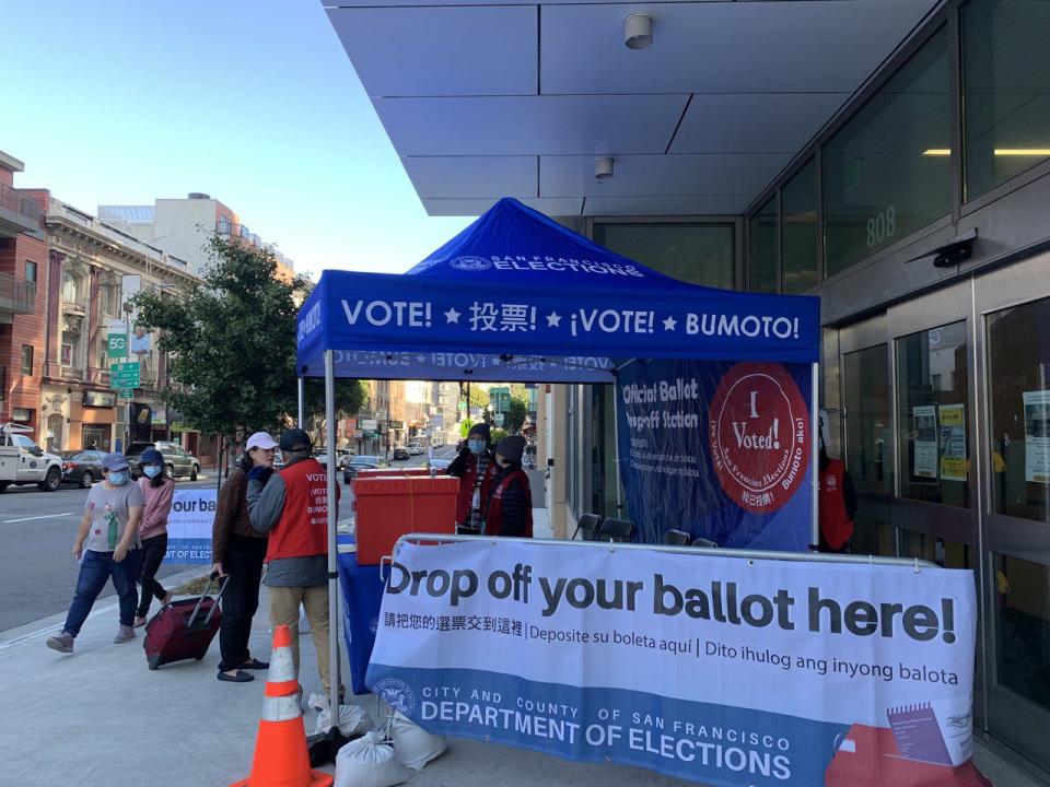 位於舊金山北灘，近華埠的投票站點，一早就迎來選民。（記者李怡╱攝影）