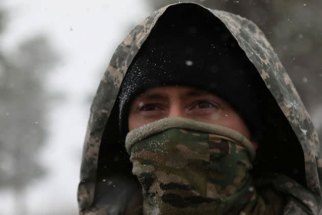 <p>Les membres de la Garde nationale du Colorado surveillent un barrage routier menant à l'incendie de Cameron Peak alors que la neige tombe un jour après que la région a subi des records de chaleur.</p>