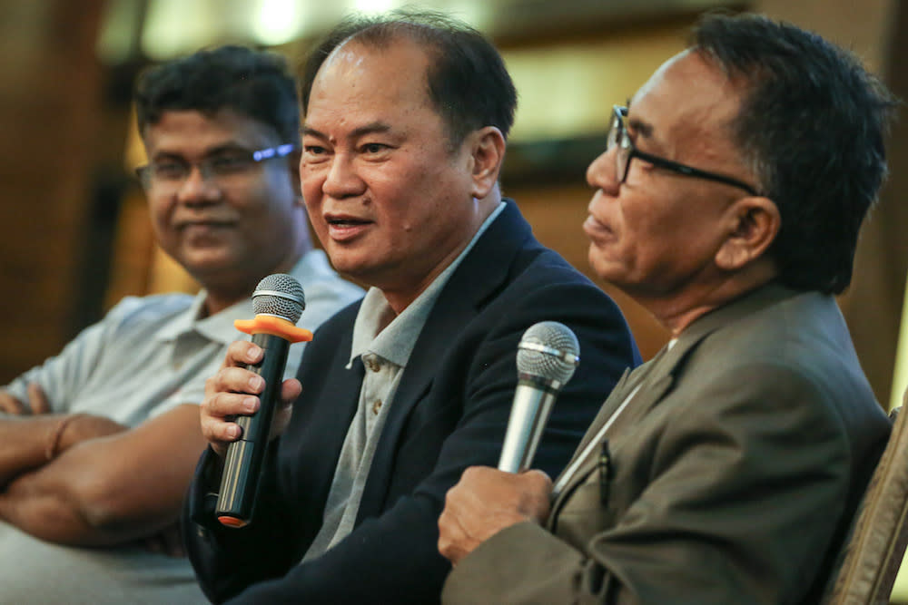 Sungai Pelek assemblyman Ronnie Liu (centre) was arrested by officers from Bukit Aman police headquarters after he arrived for questioning in relation to a sedition probe at the Petaling Jaya district police headquarters this morning. — Picture by Yusof Mat Isa