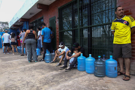 People queue to try to buy potable water during a blackout in Puerto Ordaz, Venezuela March 10, 2019. REUTERS/William Urdaneta