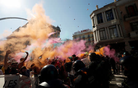 Catalan separatist protesters clash with Mossos d'Esquadra police officers as they protest against a demonstration in support of the Spanish police units who took part in the operation to prevent the independence referendum in Catalonia on October 1, 2017, in Barcelona, Spain, September 29, 2018. REUTERS/Albert Gea