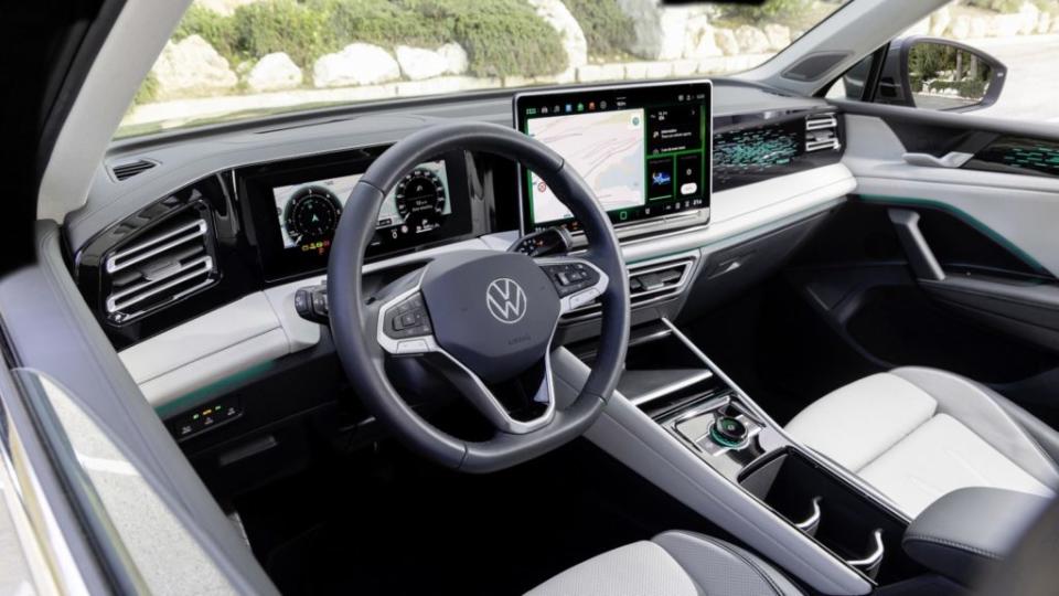 Tiguan eHybrid動力車型皆標配10.25吋數位儀表以及12.9吋中央觸控螢幕。(圖片來源/ Volkswagen)