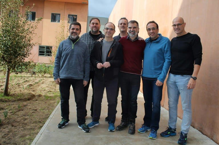 Foto cedida por Omnium Cultural, tomada el 1 de diciembre de 2018, de los catalanes sepatatistas en la prisión de Lledoners (por la Izq) Jordi Sánchez, Oriol Junqueras, Jordi Turull, Joaquim Forn, Jordi Cuixart, Josep Rull y Raul Romeva