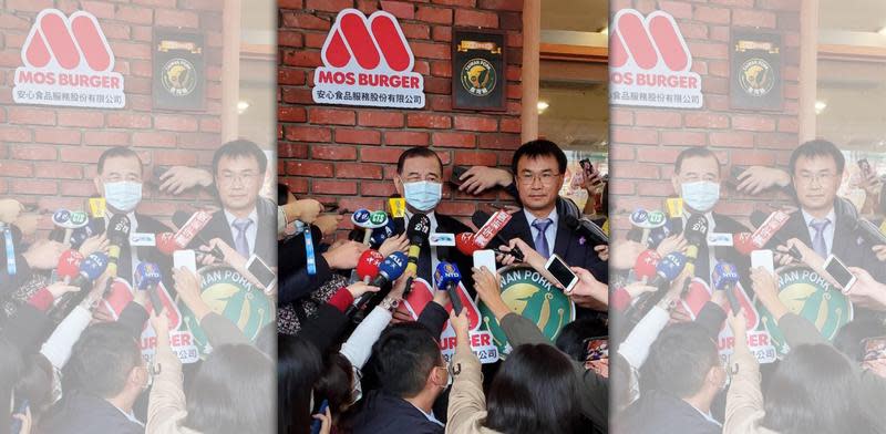 農委會主委陳吉仲（右）與經營摩斯漢堡的東元餐飲集團黃茂雄會長（左）一起為獲得台灣豬認證的店家掛上標章。（翻攝自MOS Burger 摩斯漢堡「癮迷」俱樂部臉書粉專）