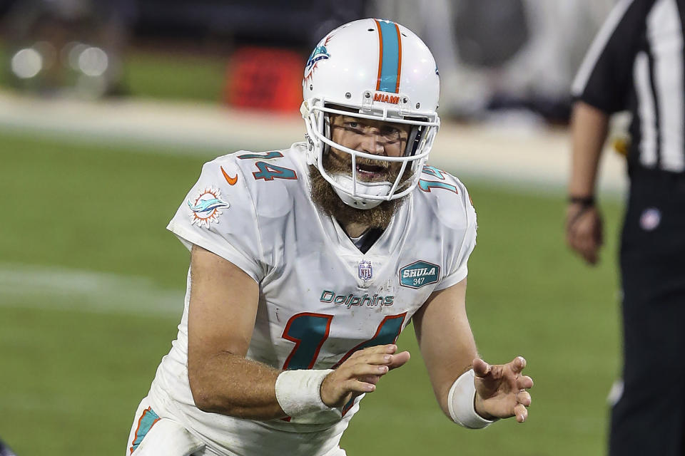 ARCHIVO - El quarterback de los Dolphins de Miami Ryan Fitzpatrick (14) espera la entrega del balón durante un partido contra los Jaguars de Jacksonville. Fitzpatrick ha firmado contrato con Washington. (AP Foto/Gary McCullough, archivo)