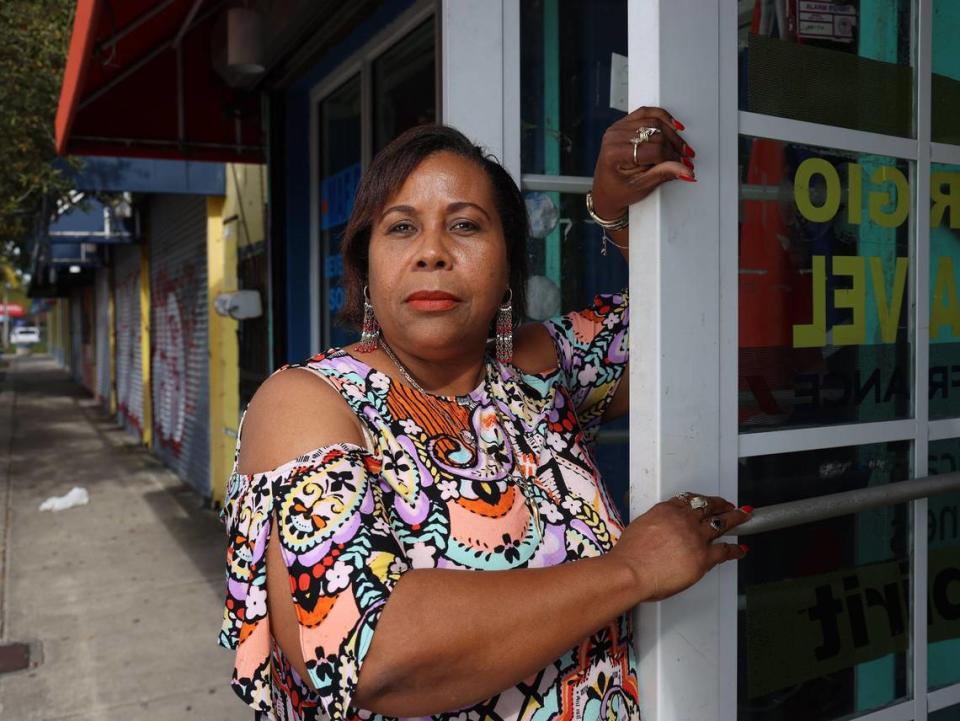 Magalie Joseph en la puerta de Sonny Sounds, el negocio de su familia en el Pequeño Haití. Teme que el negocio se vea obligado a cerrar, porque el edificio que ocupa desde hace tiempo se vendió a urbanizadores inmobiliarios en una subasta de ejecución hipotecaria de todas las propiedades de Mallory Kauderer en el Pequeño Haití.