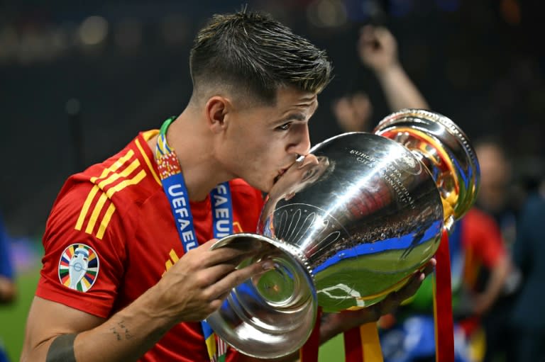 El delantero español, Álvaro Morata, besa el trofeo tras ganar la Eurocopa-2024 en el Estadio Olímpico de Berlín el 14 de julio de 2024. (INA FASSBENDER)
