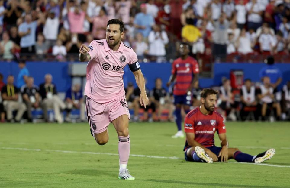 El delantero del Inter Miami Lionel Messi celebra tras anotar un gol en el partido contra FC Dallas en la Leagues Cup, celebrado el 6 de agosto de 2023 en el Toyota Stadium en Frisco, Texas.