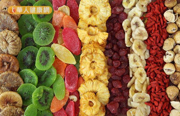 水果乾在製作過程中會額外添加精製糖或被油炸過，熱量密度相當高。
