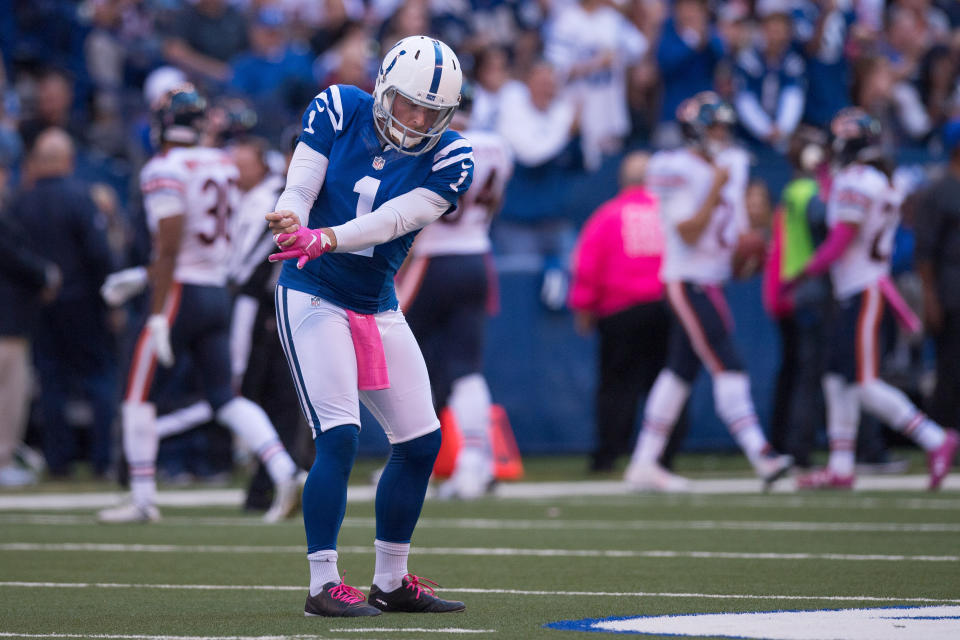 Pat McAfee emula un swing durante su celebración, luego de conectar un despeje de 74 yardas contra los Chicago Bears en 2016. (Zach Bolinger/Icon Sportswire via Getty Images)