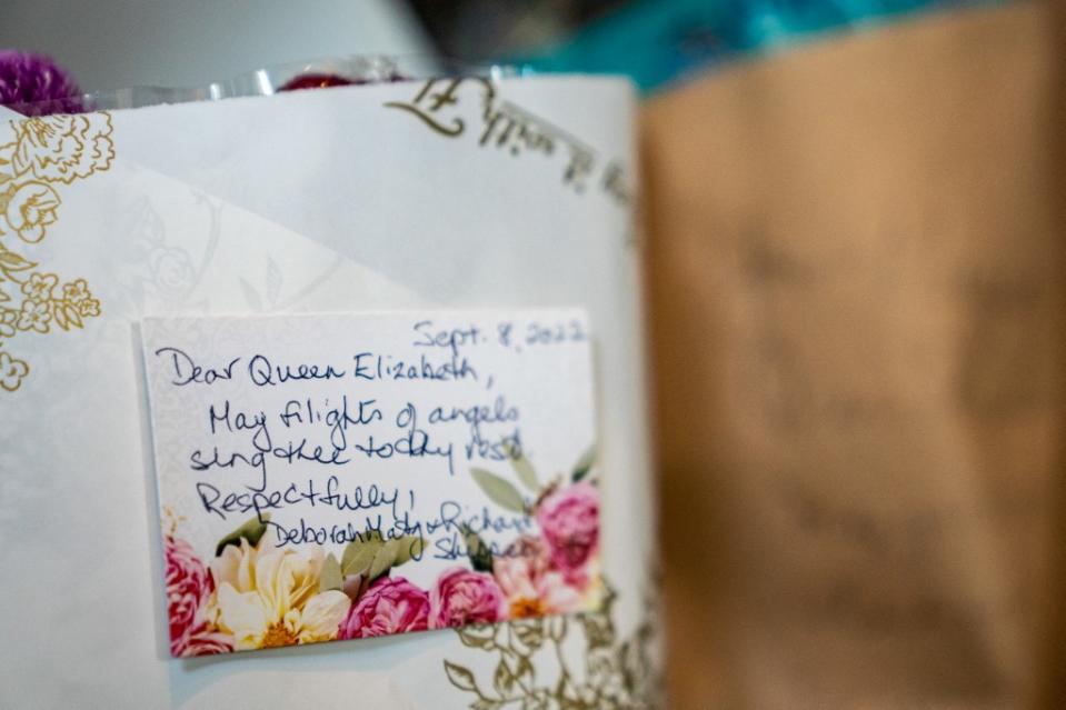 <p>“Mögen Engelsschwärme dich zur Ruhe singen”, lautet die Botschaft einer Familie an die Queen, angeheftet an einen Blumenstrauß, der am britischen Konsulat in New York abgelegt wurde. (Bild: AFP)</p> 