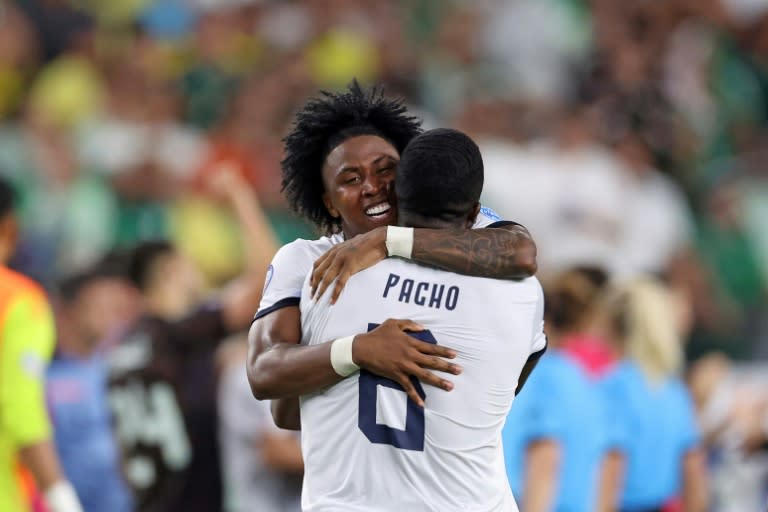 El defensor de Ecuador #17 Angelo Preciado (L) y el defensor de Ecuador #06 Willian Pacho celebran su avance a la siguiente etapa al final del partido de fútbol del grupo B del torneo Copa América Conmebol 2024 entre México y Ecuador en el State Farm Stadium en Glendale, Arizona, en junio. 30, 2024. (Chris CODUTO)