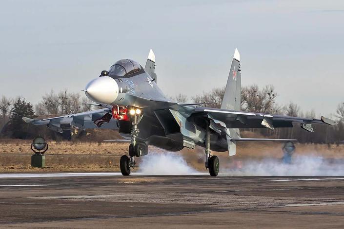 Ein Foto aus einem Video, das am 31. Januar 2022 vom Pressedienst des russischen Verteidigungsministeriums bereitgestellt wurde, zeigt einen russischen Su-30SM2-Kampfjet, der vom Flugplatz in Tschernjachowsk in Russlands westlichster Enklave Kaliningrad abhebt.  / Bildnachweis: Handout des russischen Verteidigungsministeriums/AP