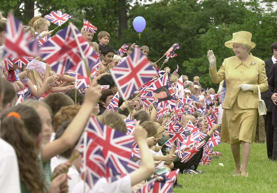 <p>2002 年，女王迎來就任金禧紀念，她在倫敦的 Bushy Park 接受民眾祝賀。 (PA Images via Getty Images)</p> 