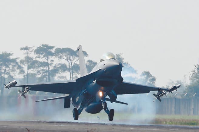 空軍嘉義基地1架F-16V戰機（機號6698），昨天例行飛行訓練起飛離地後，發生座艙罩飛脫的飛安事件。圖中F-16V非該事件戰機。（本報資料照片）
