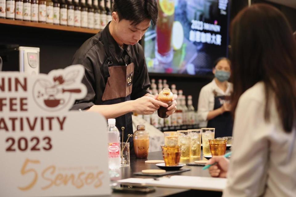 2023MONIN Coffee Creativity Cup咖啡創意大賽冠軍賴冠宇選手以獨特創意與精湛技藝獲得國際評審團一致肯定。（開元食品提供）
