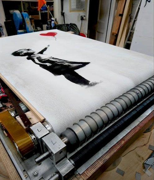 班克西曾在網上公布安裝碎紙機的過程。（翻攝Banksy IG）