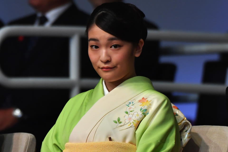 <p>C’est l’information qui a fait la une de l’actualité au Japon : le mariage entre la princesse Mako, petite-fille de l’empereur du Japon, et son amoureux roturier Kei Komuro est reporté.<br>Prévu initialement pour novembre 2018, il devrait désormais être célébré en 2020, soit après l’abdication de l’Empereur Akihito et l’accession au trône du nouvel Empereur. Dans une déclaration à l’agence de la Maison impériale, la princesse Mako a “reconnu le manque de temps pour faire les préparatifs nécessaires”.<br>Crédit photo : AFP </p>