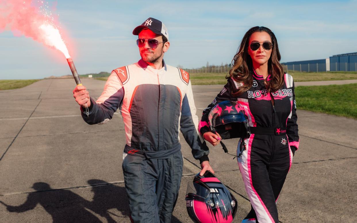 Verona Pooth und Steffen Henssler besuchen für ihr Gespräch eine Autorennstrecke.  (Bild: MagentaTV/Stephan Pick)