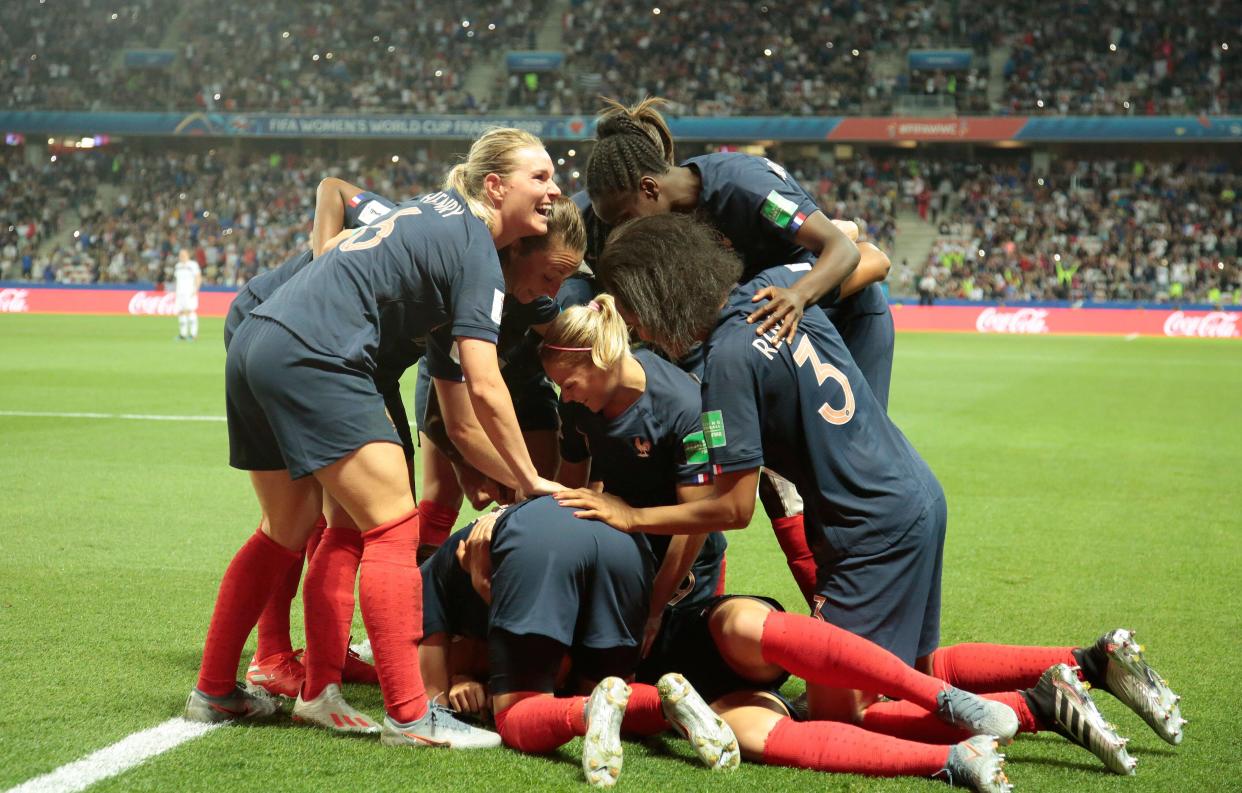 Les joueuses de l'équipe de France féminine de football  après un but lors du match France - Norvège le 12 juin 2019, à Nice, France.