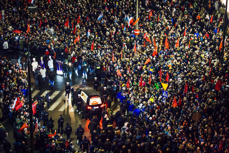 People take part in procession following the coffin of Pawel Adamowicz, Gdansk mayor who died after being stabbed at a charity event, in front of the European Solidarity Centre in Gdansk, Poland January 18, 2019. Agencja Gazeta/Renata Dabrowska via REUTERS