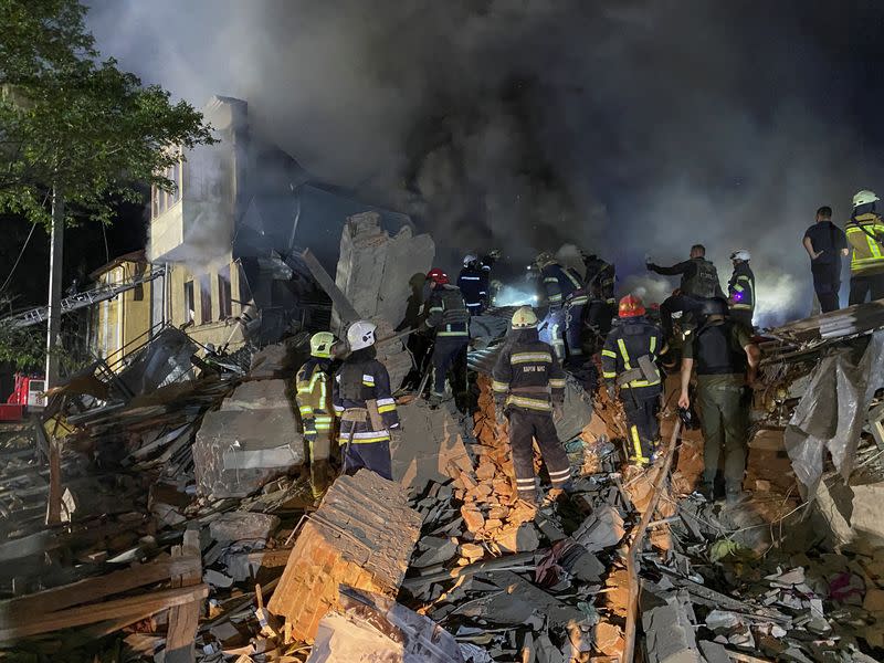 Rescatistas trabajan en el sitio de un edificio residencial destruido por un ataque de misiles rusos en Járkov