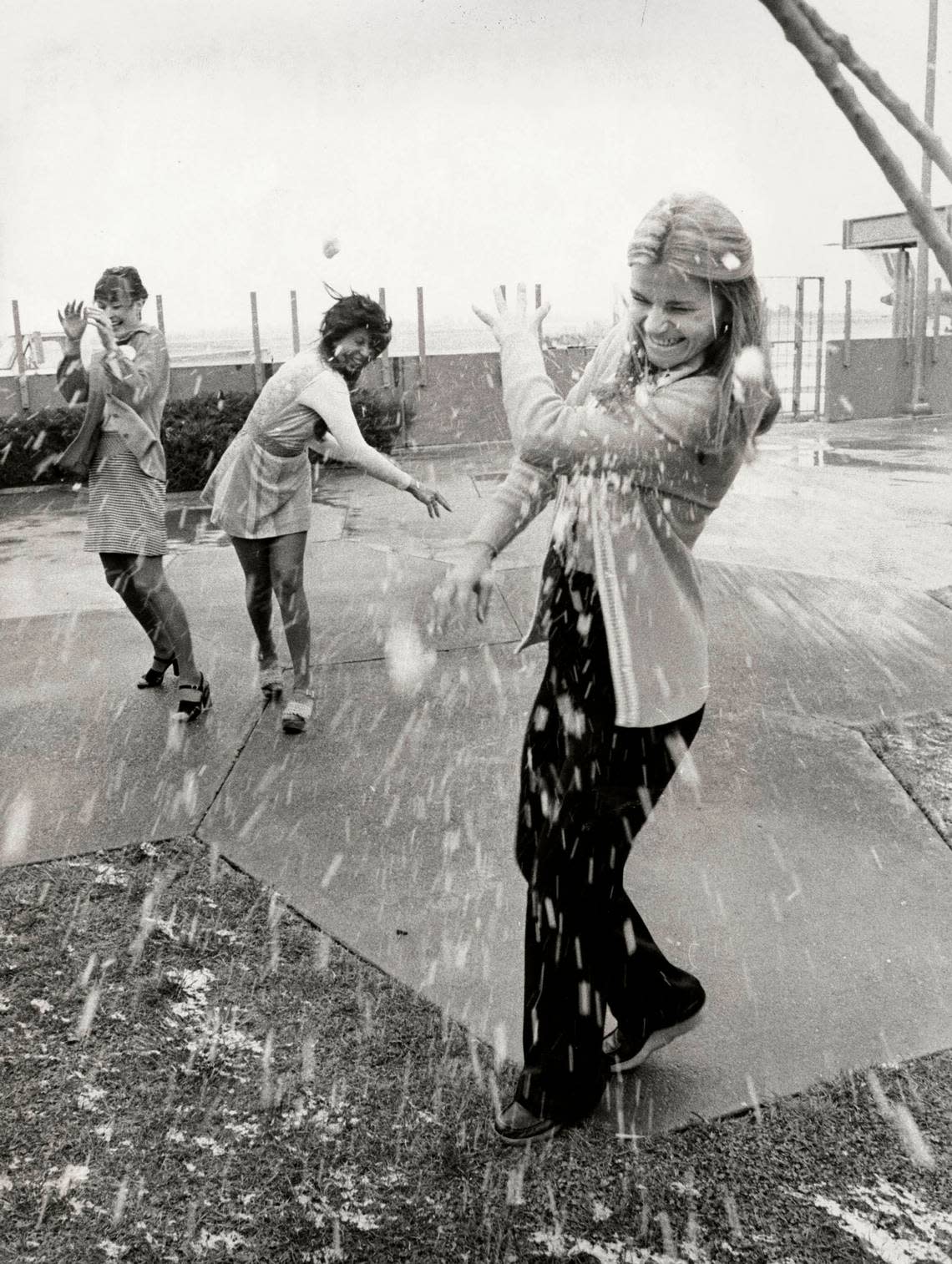 Inge Gough, Maggie Gomez and Sherry McAtee enjoy a battle during the snow on Feb. 5, 1976, in Sacramento. Erhardt Krause/Sacramento Bee file
