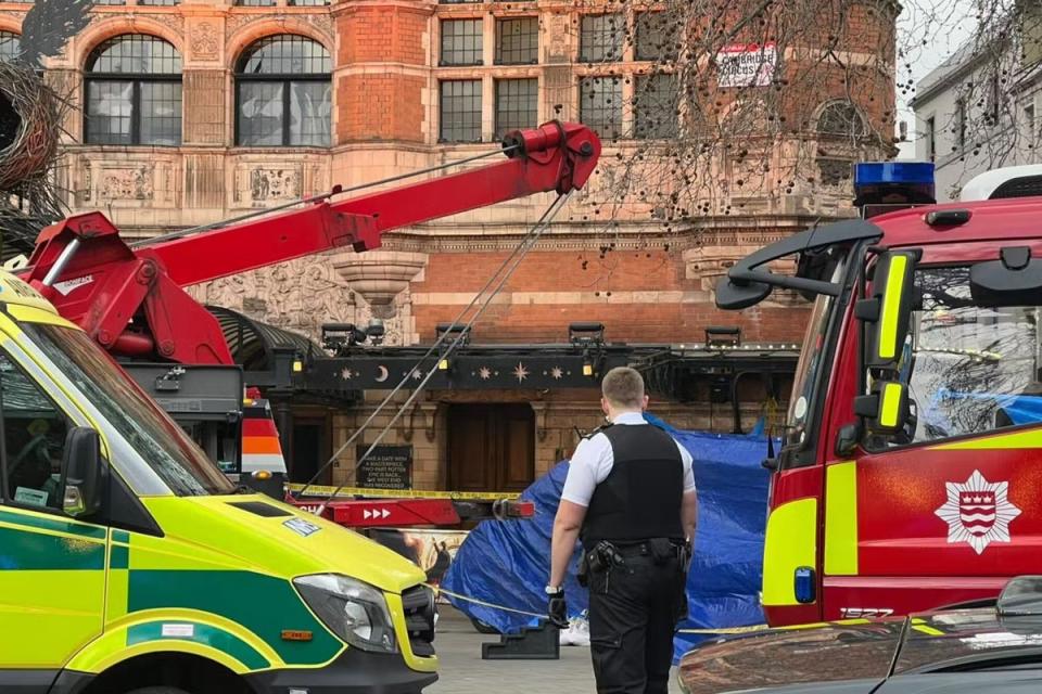 A crane was brought in to lift the urinal (LBC)