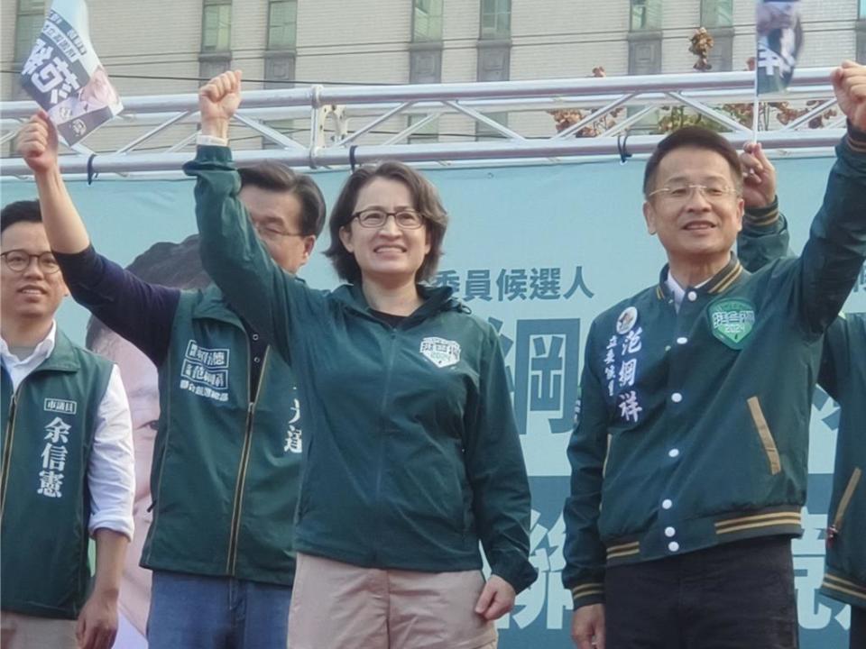 民進黨副總統參選人蕭美琴9日到桃園為黨籍立委參選人范綱祥站台，蕭美琴說，1997年桃園縣長補選時，自己參與競選，第一次就在桃園，是她從政路起頭的地方。（賴佑維攝）