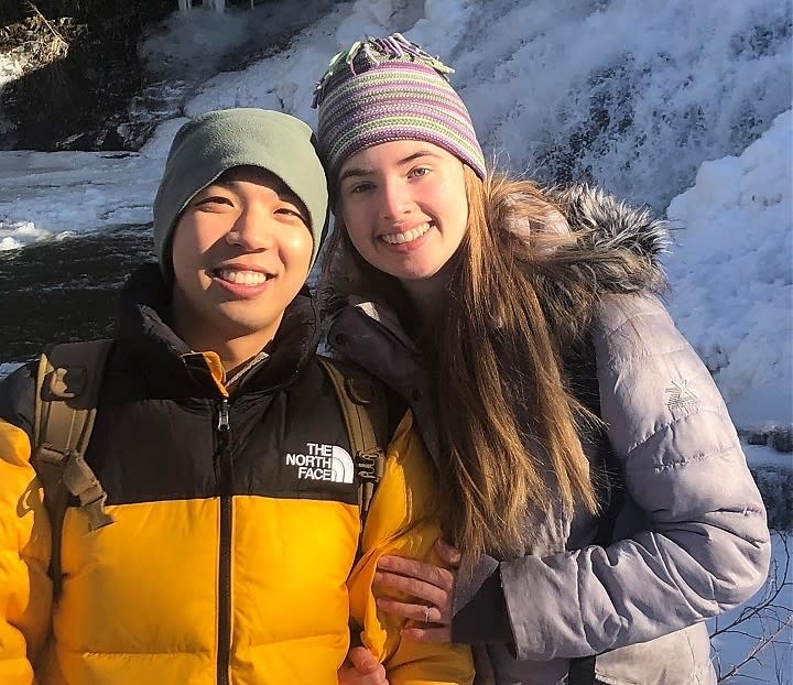 耶魯大學華裔研究生蔣凱文（左）2021年1月30日與未婚妻佩瑞（右）訂婚，一週後就不幸遇害。翻攝《紐哈芬獨立報》