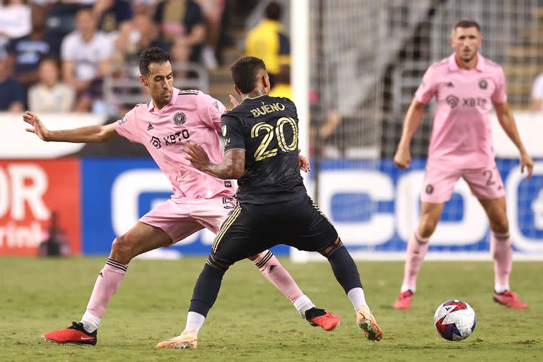 CHESTER, PENNSYLVANIA - AUGUST 15: Sergio Busquets #5 of Inter Miami CF battles Jes˙s Bueno #20 of Philadelphia Union for the ball in the first half during the Leagues Cup 2023 semifinals match between Inter Miami CF and Philadelphia Union at Subaru Park on August 15, 2023 in Chester, Pennsylvania.   Tim Nwachukwu/Getty Images/AFP (Photo by Tim Nwachukwu / GETTY IMAGES NORTH AMERICA / Getty Images via AFP)
