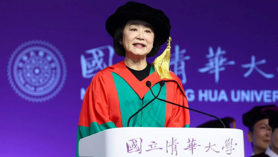 林青霞今現身清華大學畢業典禮為畢業生致詞。