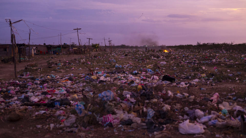 Este es el vertedero de basura a cielo abierto más grande de Colombia, situado en una región afectada por la corrupción, la pobreza y la violencia: la Guajira. Miles de personas, la mayoría indígenas wayuu, viven ahí. Varias veces las autoridades han encontrados niños comiendo de la basura.