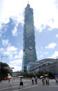 Das Taipei 101 in Taiwan ist nach der Anzahl seiner Stockwerke benannt. Der 508 Meter hohe Turm ist ein reiner Bürokomplex und sammelte in einer Bauzeit von fünf Jahren Kosten von knapp 1,5 Milliarden Euro an. (Bild-Copyright: Chiang Ying-ying/AP Photo)