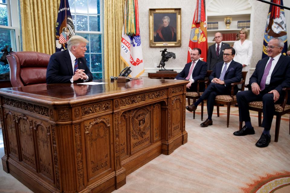 El presidente estadounidense, Donald J. Trump, inicia una comunicación con su homólogo mexicano, Enrique Peña Nieto, en el Despacho Oval de la Casa Blanca, en Washington, Estados Unidos, hoy, 27 de agosto de 2018. El presidente estadounidense, Donald Trump, anunció hoy un acuerdo con México para renegociar el Tratado de Libre Comercio de América del Norte (TLCAN), en vigor desde 1994, al que espera se sume “pronto” Canadá. EFE/ Shawn Thew