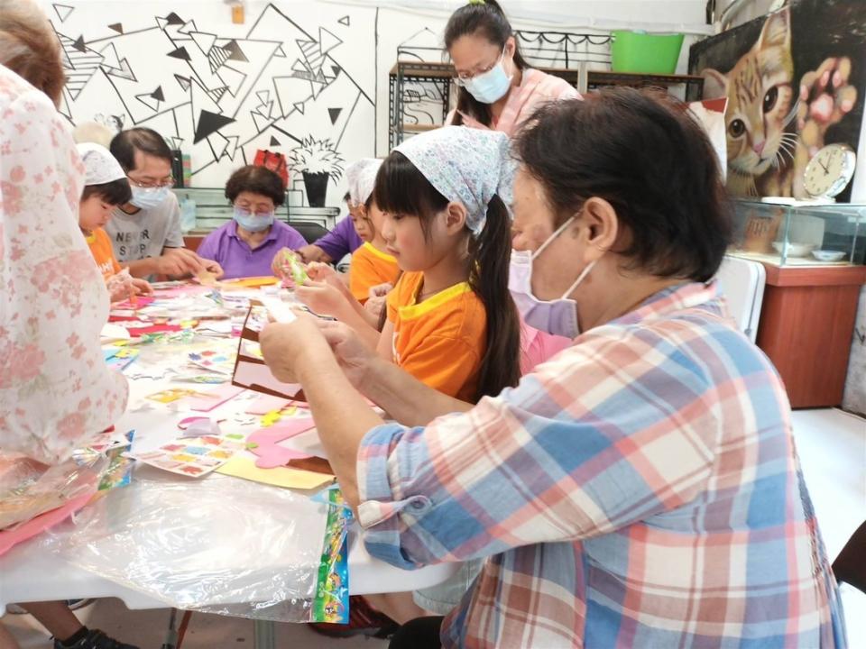 重陽節由長庚幼兒園陳美秀園長帶領孩子們與社區長輩共同製作相框，營造老幼共學的溫馨節慶氛圍。圖/鳳山醫院提供