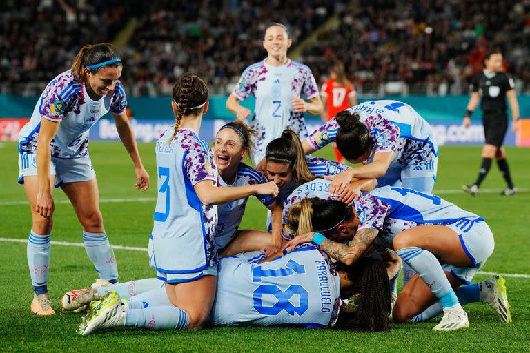 Parece un ruck de rugby, pero es una celebración de fútbol: Laia Codina quedó debajo de la montaña de españolas que festejan el 4-1 parcial; la defensora hizo un gol para cada equipo.