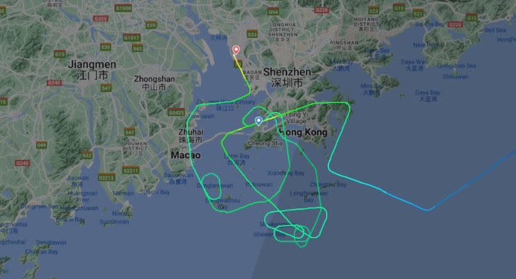 國泰航空在空中盤旋許久，兩度降落香港機場失敗，過程中乘客嚇到尖叫哭泣。(圖／翻攝自微博)