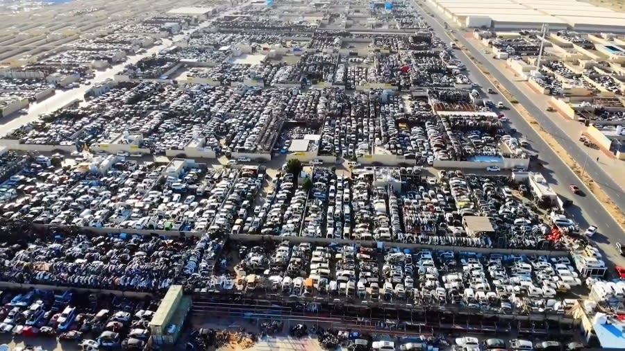 Le auto abbandonate sono tantissime, innumerevoli, su un orizzonte infinito. Alcune non si possono nemmeno rottamare per via di divieti giudiziari (foto: Caters News)