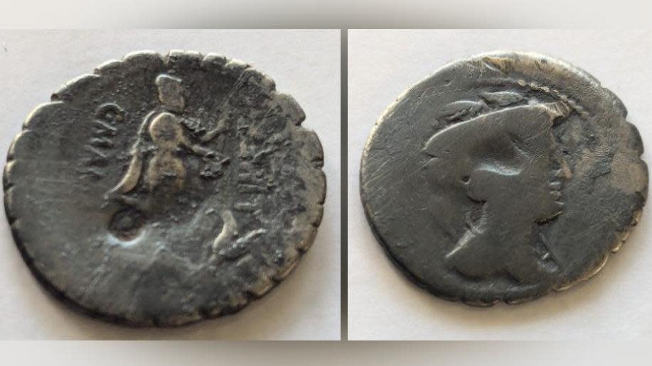 On the left side the silver coin shows the body of Ulysses and on the right side the head of Mercury