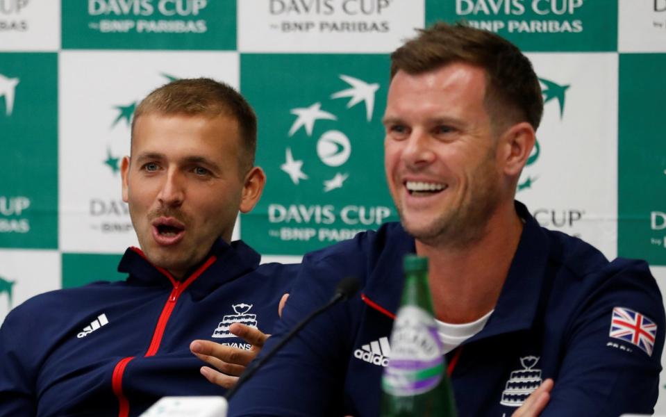 El capitán británico de la Copa Davis, Leon Smith, con Dan Evans y Jamie Murray durante una conferencia de prensa - Reuters