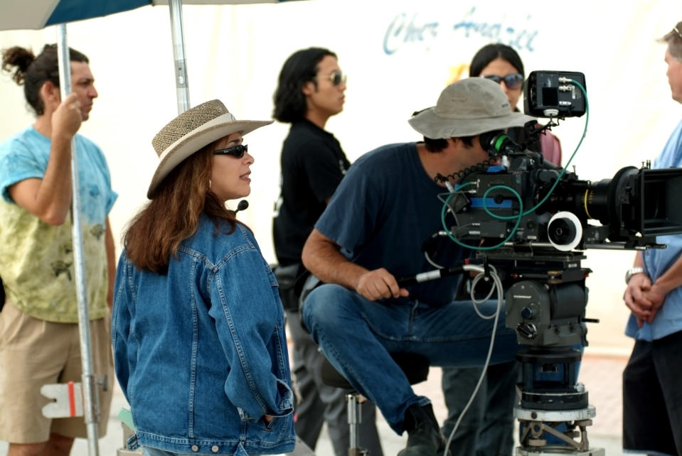 THE BOYNTON BEACH BEREAVEMENT CLUB, director Susan Seidelman (center, left), on set, 2005. ©Samuel Goldwyn Films/Courtesy Everett Collection