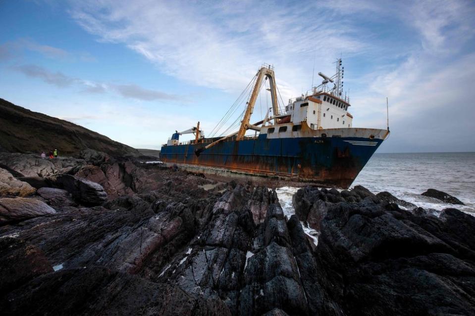 Imagen del barco fantasma abandonado Alta atrapado en las rocas de la costa irlandesa