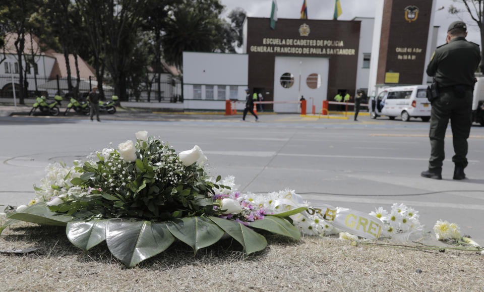 Un arreglo floral afuera de la Escuela de Policía General Santander, un día después de que un coche bomba estalló en el sitio, en Bogotá, el viernes, 18 de enero de 2019. (AP Foto/John Wilson Vizcaino)