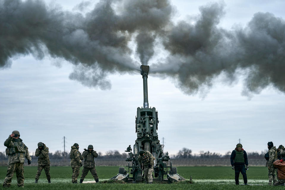 Ukrainian soldiers fire at Russian positions from a M777 howitzer (Libkos / AP file)