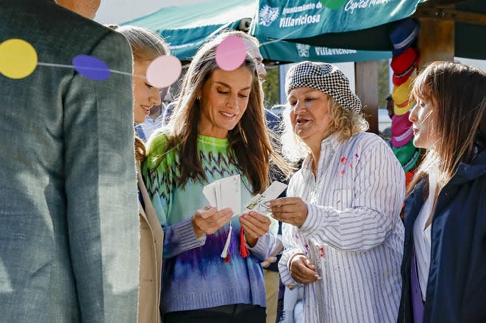 Doña Letizia charla con una de las vendedoras