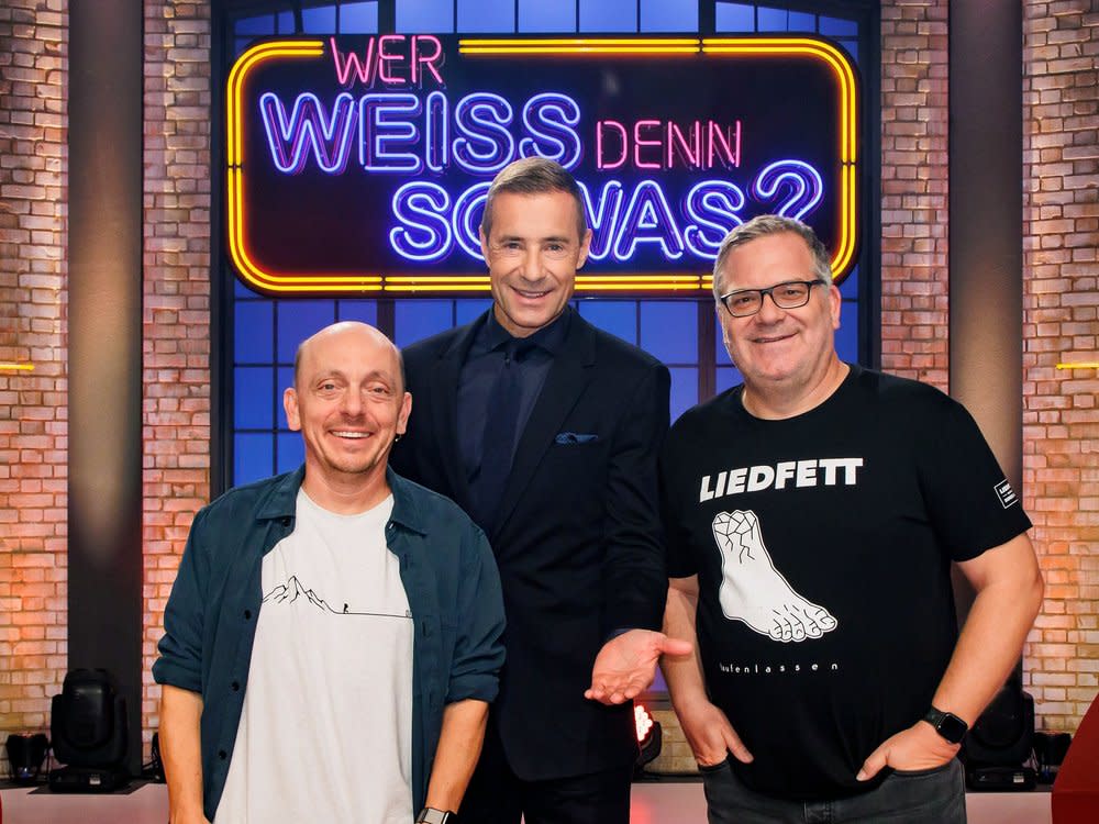 "Wer weiß denn sowas XXL": Moderator Kai Pflaume (M.) und die beiden Teamkapitäne Bernhard Hoëcker (l.) und Elton (r.) (Bild: ARD/Morris Mac Matzen)