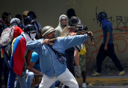 Demonstrators clash with riot security forces while participating in a strike called to protest against Venezuelan President Nicolas Maduro's government in Caracas, Venezuela, July 20, 2017. REUTERS/Andres Martinez Casares