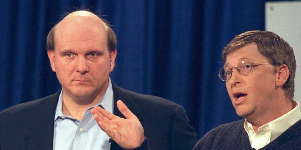 Im Jahr 1980 wurde Steve Ballmer (l.) der erste Manager bei Microsoft. Er handelte damals eine Bonusvereinbarung aus, die ihn später zum Milliardär machen sollte. - Copyright: Rick Maiman/ Getty